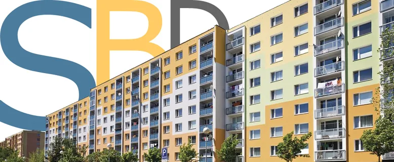 Stavební bytové družstvo Vrchlabí – panelový dům s logem SBD